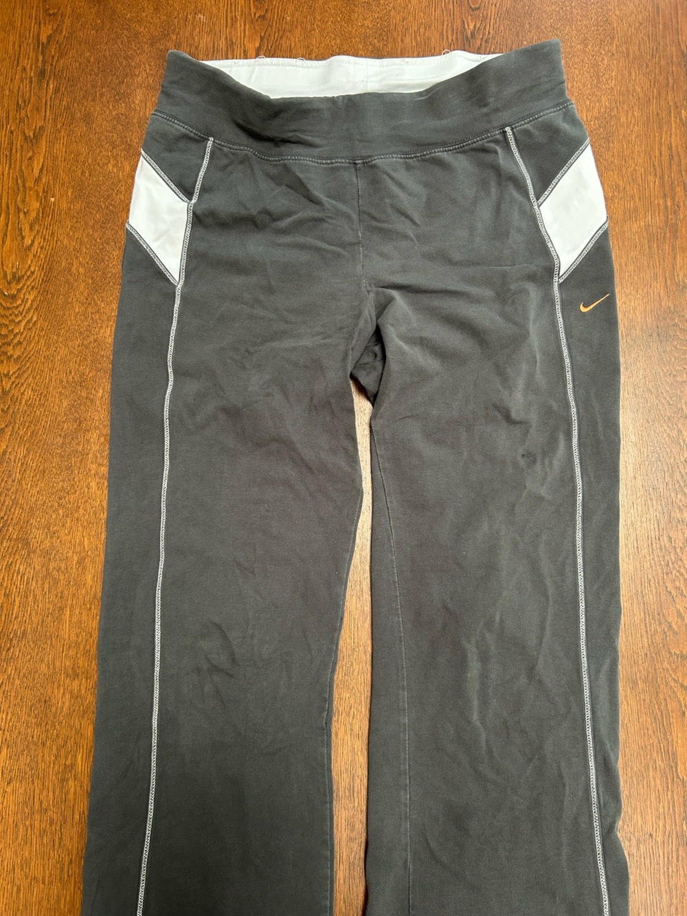 Nike Women’s Gray Active Bootcut Leggings w/White Panels & stitching. XL 16.